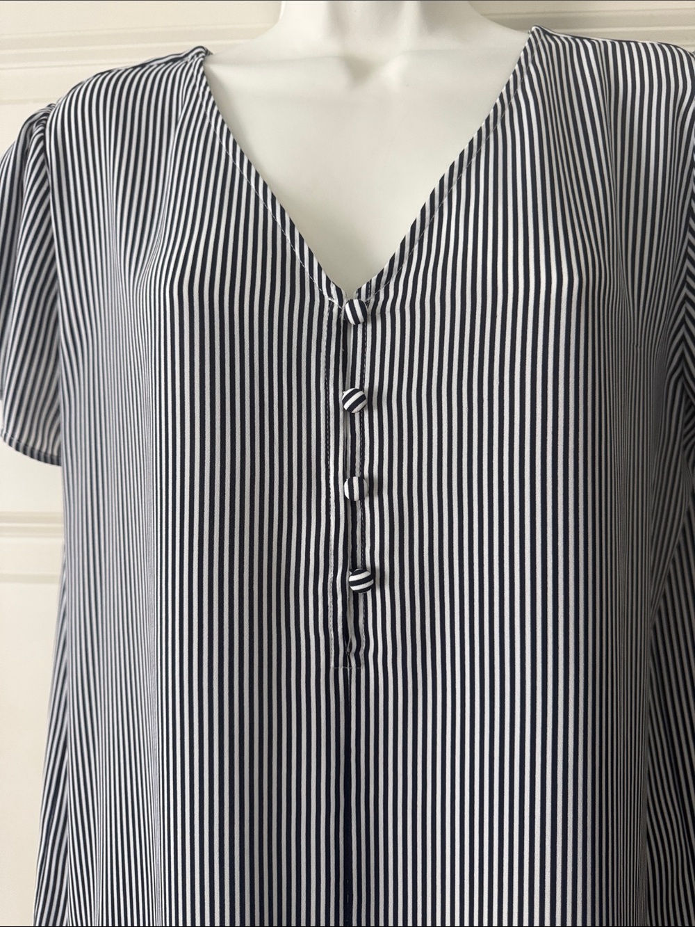 Loft Striped V-Neck Flutter Sleeve Top - Black & White size M - Picture 5 of 10